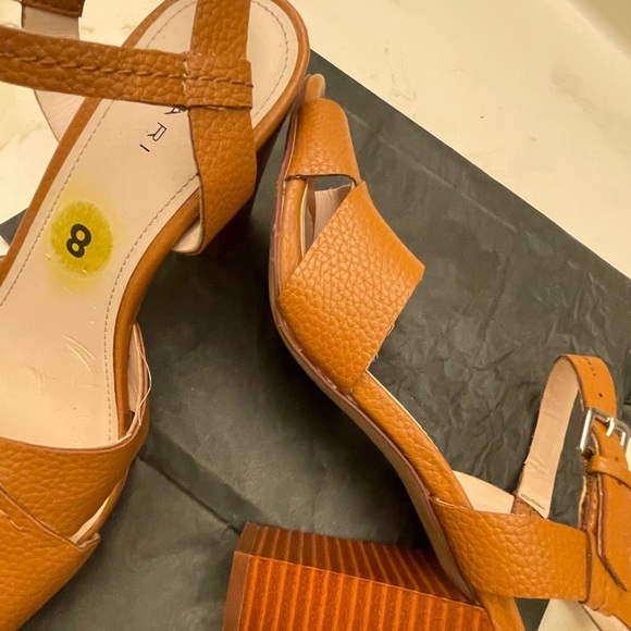 Beautiful Tahari block heel tan sandals won once size 8 - Picture 3 of 5